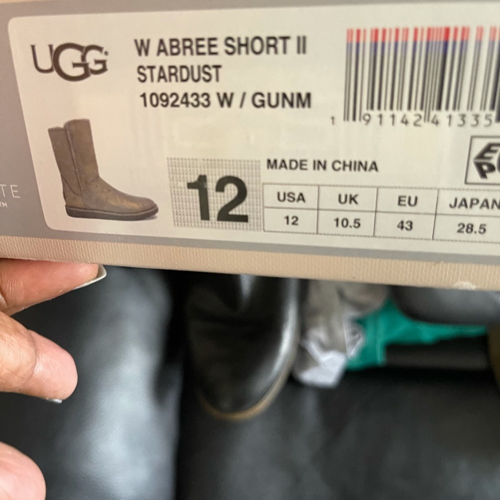 Selling a brand New Pair of Metallic Gold UGG just in time for the season. - Picture 4 of 5